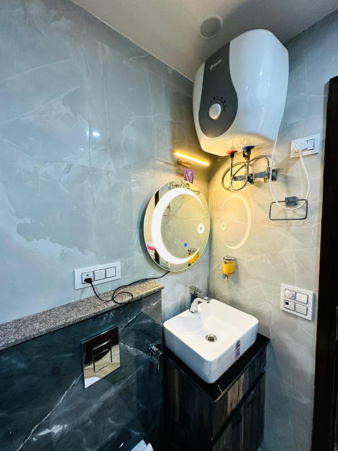 Hotel Samrat Residency 10 Mints Walking Distance Nizamuddin Railway Station 新德里 外观 照片