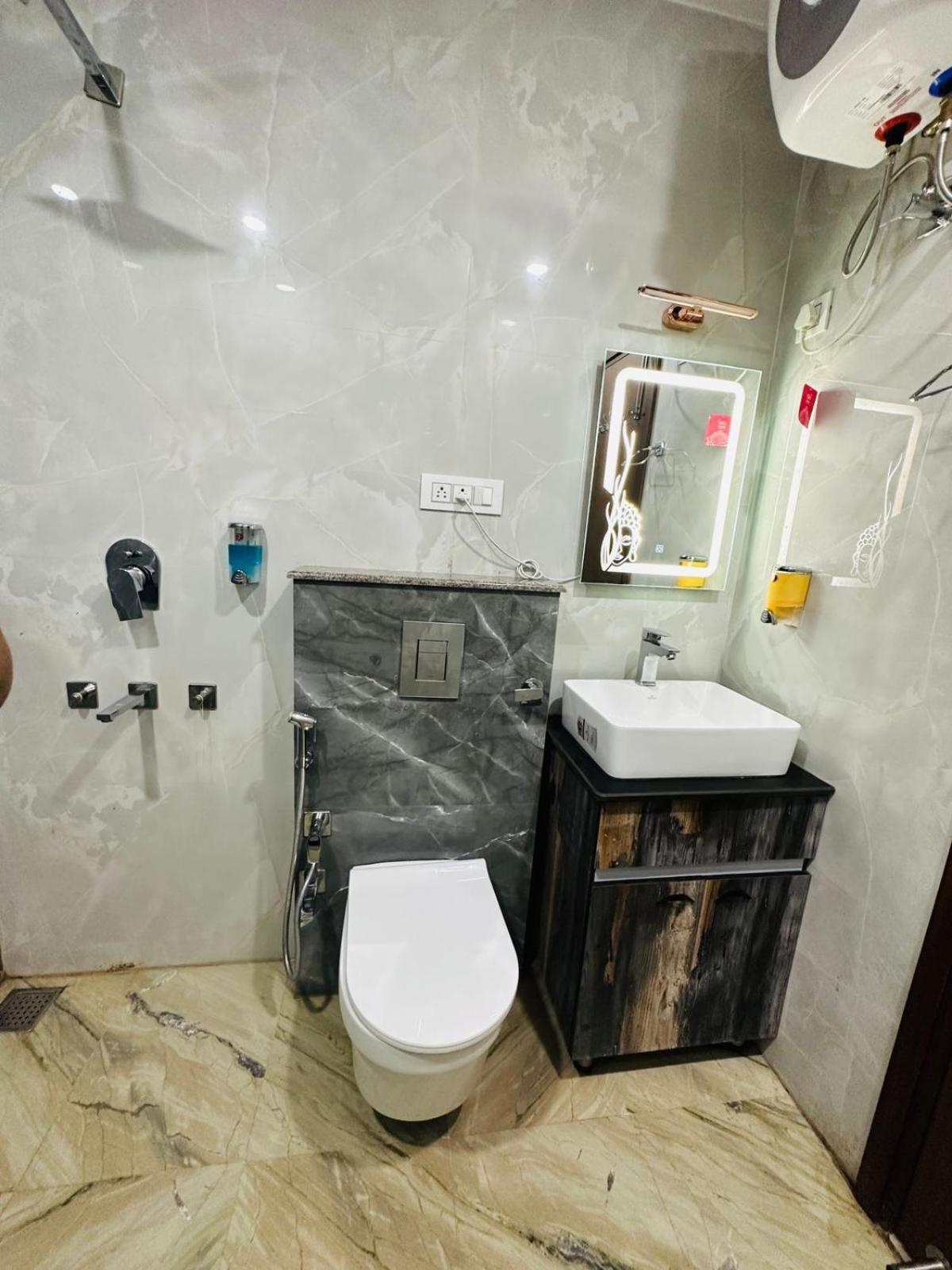 Frankstay By Hotel Samrat Residency 10 Mints Walking Distance Nizamuddin Railway Station 新德里 外观 照片
