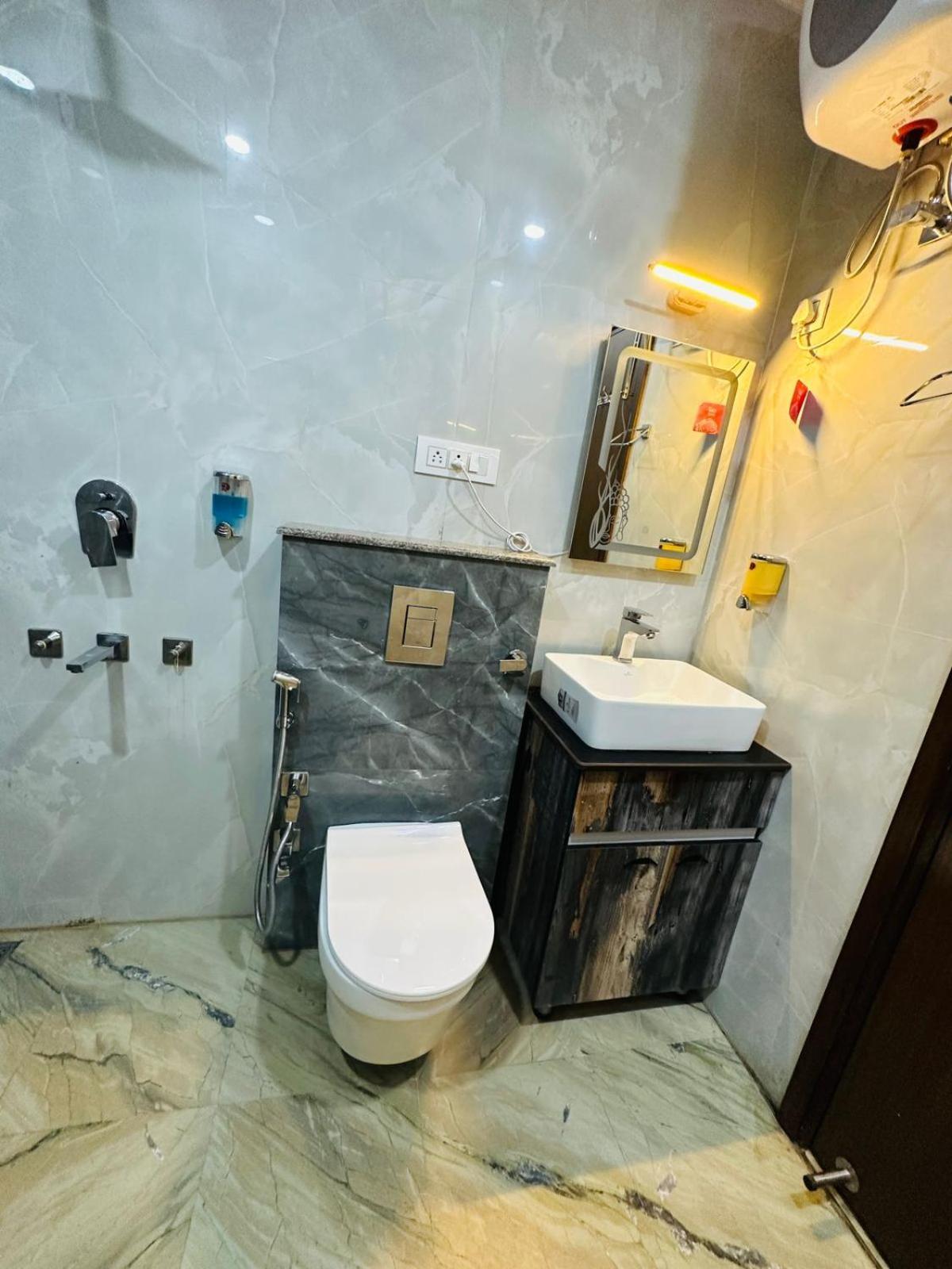 Hotel Samrat Residency 10 Mints Walking Distance Nizamuddin Railway Station 新德里 外观 照片