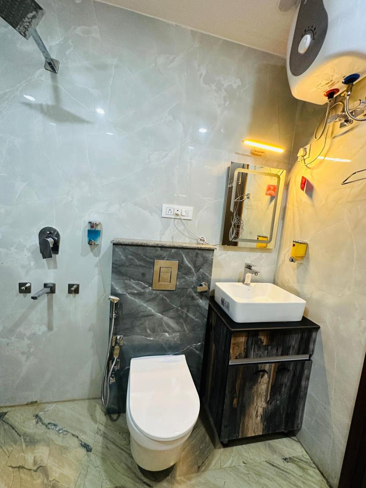 Hotel Samrat Residency 10 Mints Walking Distance Nizamuddin Railway Station 新德里 外观 照片