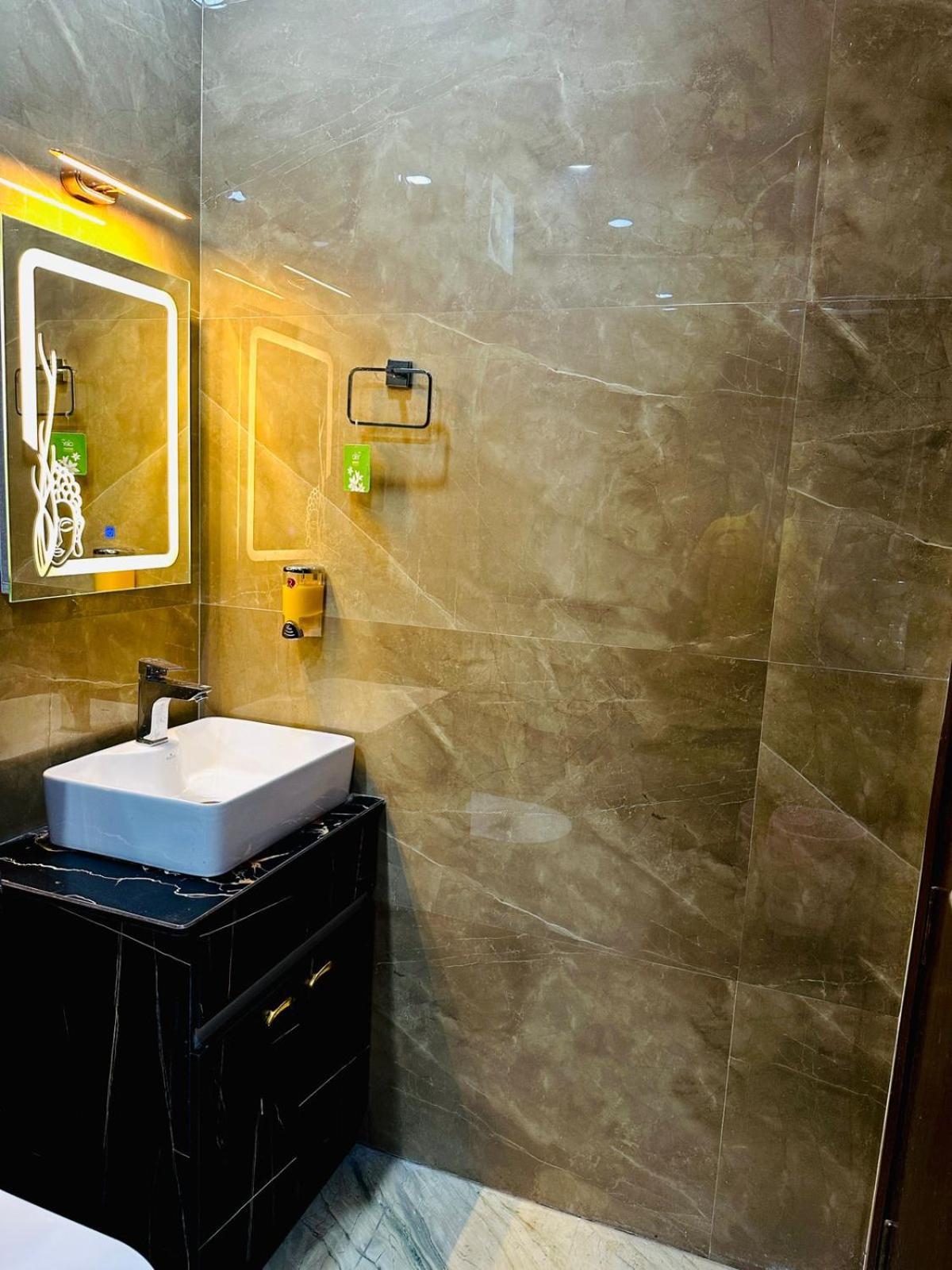 Hotel Samrat Residency 10 Mints Walking Distance Nizamuddin Railway Station 新德里 外观 照片
