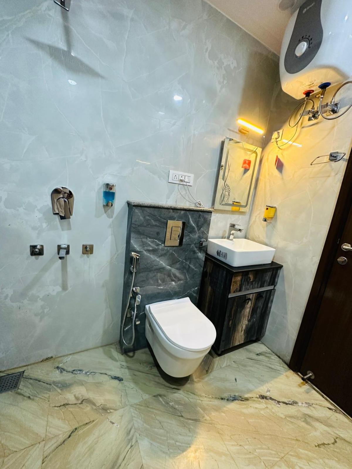 Hotel Samrat Residency 10 Mints Walking Distance Nizamuddin Railway Station 新德里 外观 照片
